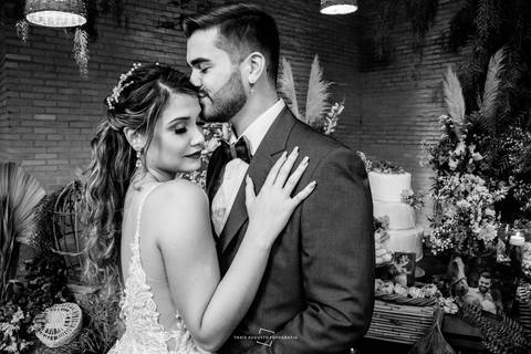 Retrato dos noivos na mesa do bolo'