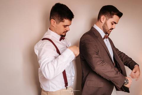 Noivo se arrumando com o irmão'