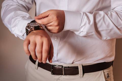 Noivo arrumando o relógio'