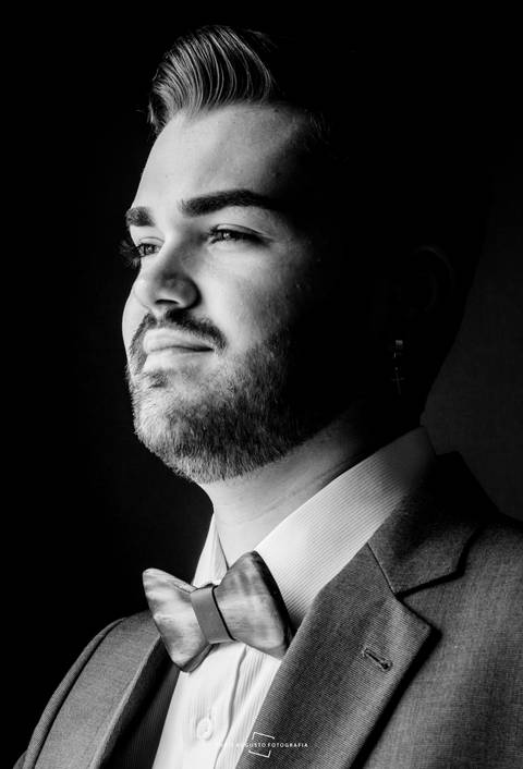 Noivo se olhando pela janela'