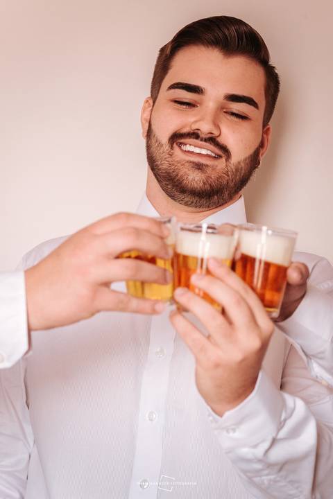 Noivo brindando com os padrinhos'