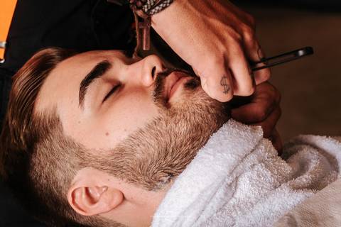 Procedimentos para fazer a barba do noivo no making of'