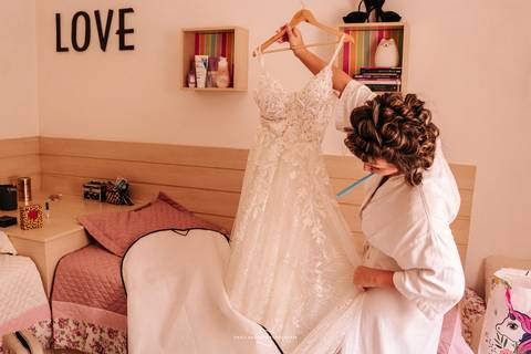 Noiva mostrando o vestido Bárbara Boutique Bauru'