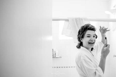 Noiva escovando os dentes para começar a maquiagem'