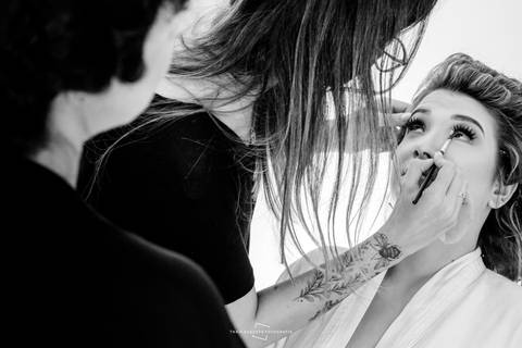 Making of da noiva com a mãe olhando sua make'