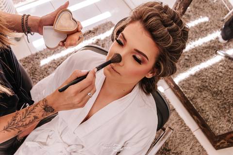 Noiva passando iluminador'