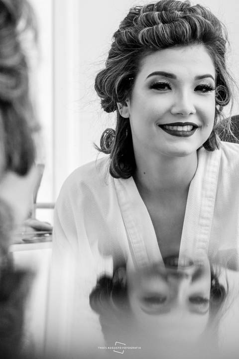 Sorriso da noiva com a maquiagem pronta'