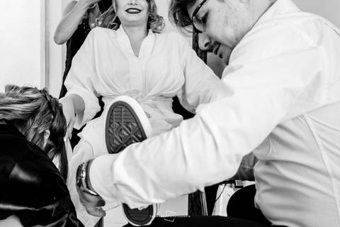 Noiva de allstar, pai arrumando e amarrando o cadarço'