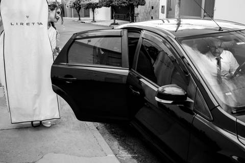 Noiva entrando no carro para ir até a cerimônia'
