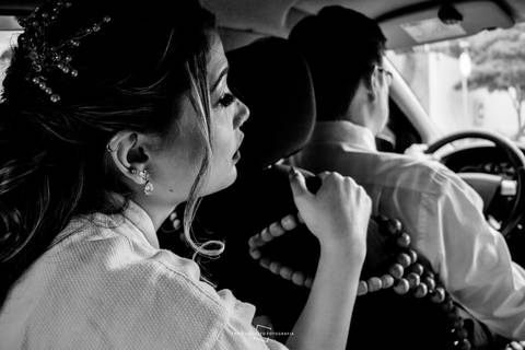 Noiva e pai no carro a caminho do casamento'