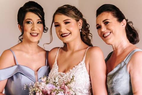 Mãe, noiva e sogra prontas para o casamento'