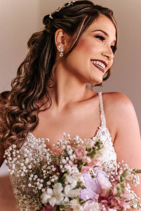 Retrato da noiva com vestido Bárbara Boutique e bouquet do Mário Quatrina de Bauru'