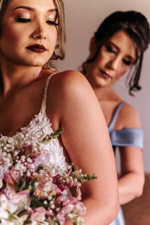 Mãe fazendo o ajuste dos últimos detalhes'