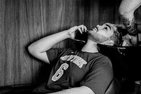 Noivo ansioso falando no celular
Making of do noivo na Barbearia Fusion Barber Shop'