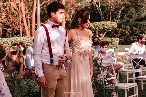 Entrada dos padrinhos com vestido nude'