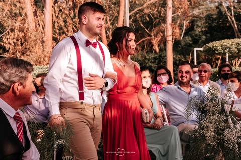 Entrada dos padrinhos com vestido em tons terrosos'