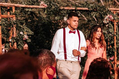 Entrada dos padrinho com vestido nude'