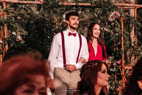 Entrada dos padrinhos com vestido em tons terrosos'