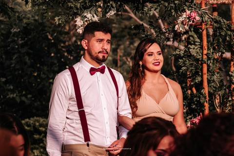 Entrada dos padrinhos com vestido nude'