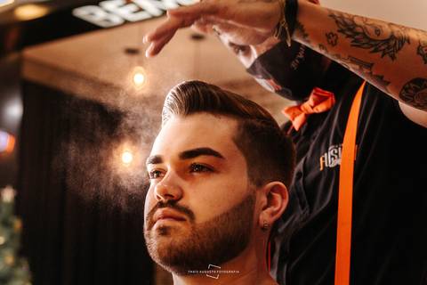 Spray fixador para arrasar no penteado
Making of do noivo na Barbearia Fusion Barber Shop'