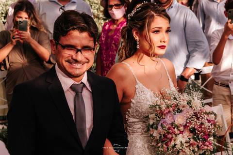 Entrada da noiva com seu pai vestido Bárbara Boutique e buquê Mário Quatrina'