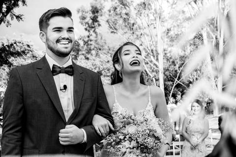 Noivos sorrindo no altar'