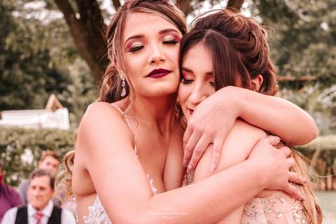 Abraço das irmãs no altar'