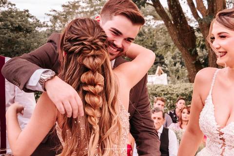 Abraço da madrinha no noivo'