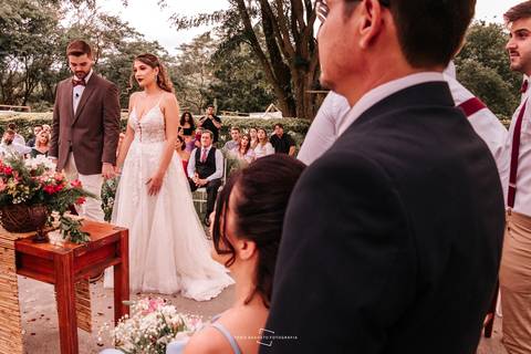 Noivos no altar visão dos pais'