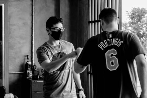 Cumprimento de pandemia
Making of do noivo na Barbearia Fusion Barber Shop'
