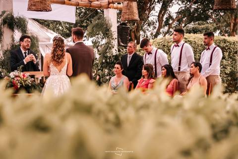 Visão dos noivos de costas'