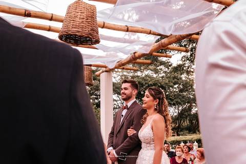 Noivos emocionados no altar'