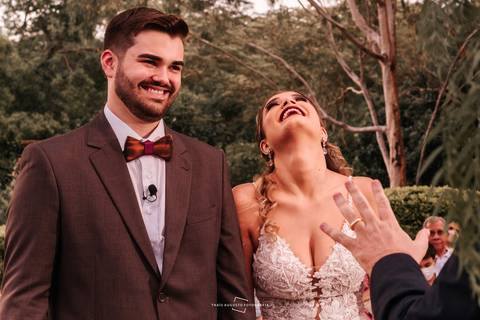 Noiva sorrindo no altar'