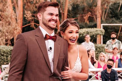 Noivos sorrindo no altar'