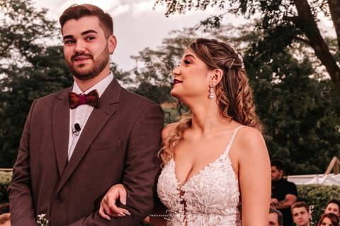 Olhar apaixonado dos noivos no altar'