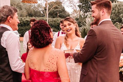 Noiva recebendo a bíblia no altar'