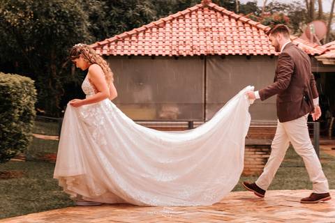 Chuva começou no dia do casamento noivo indo levar a noiva para um abrigo'