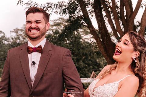 Noivos gargalhando no altar'