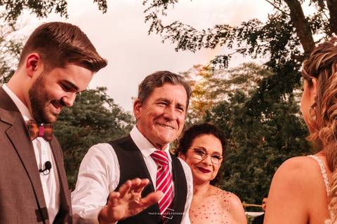 Avós levando a bíblia para os noivos no altar'