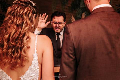 Benção do pastor para noivos casando em chácara da família'