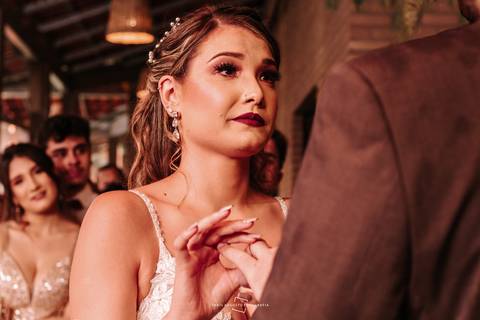 Noiva colocando aliança no noivo'