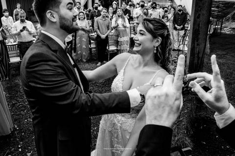 Noivos sorrindo antes do beijo'