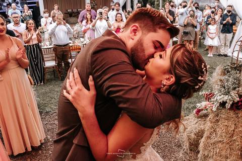 Beijo dos noivos no altar'