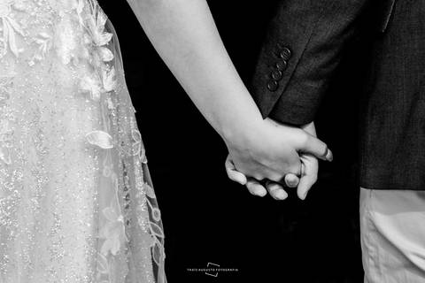 Noivos de mãos dadas'