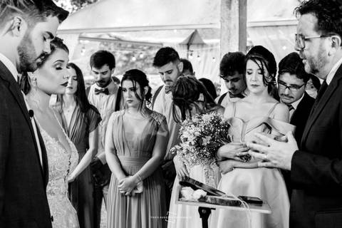 Cerimônia continua na mesa do bolo após a chuva'