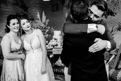 Noivo chora ao abraçar o pai no altar em Bauru'