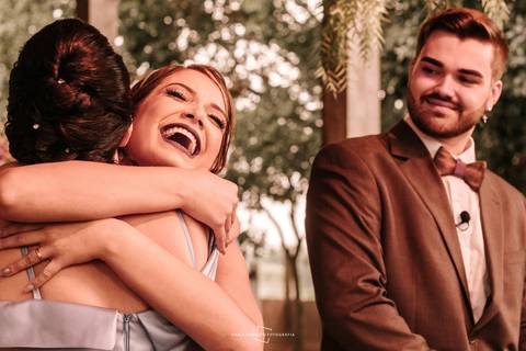 Noiva abraça a mãe e dá um sorriso'