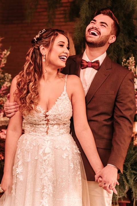 Retrato dos noivos na mesa do bolo'