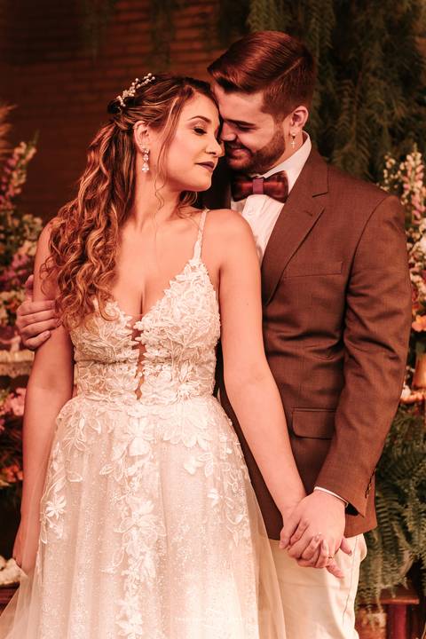 Retrato dos noivos na mesa do bolo'