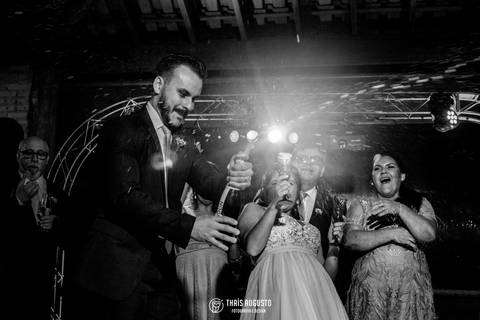 noivos no brinde explodindo espumante'